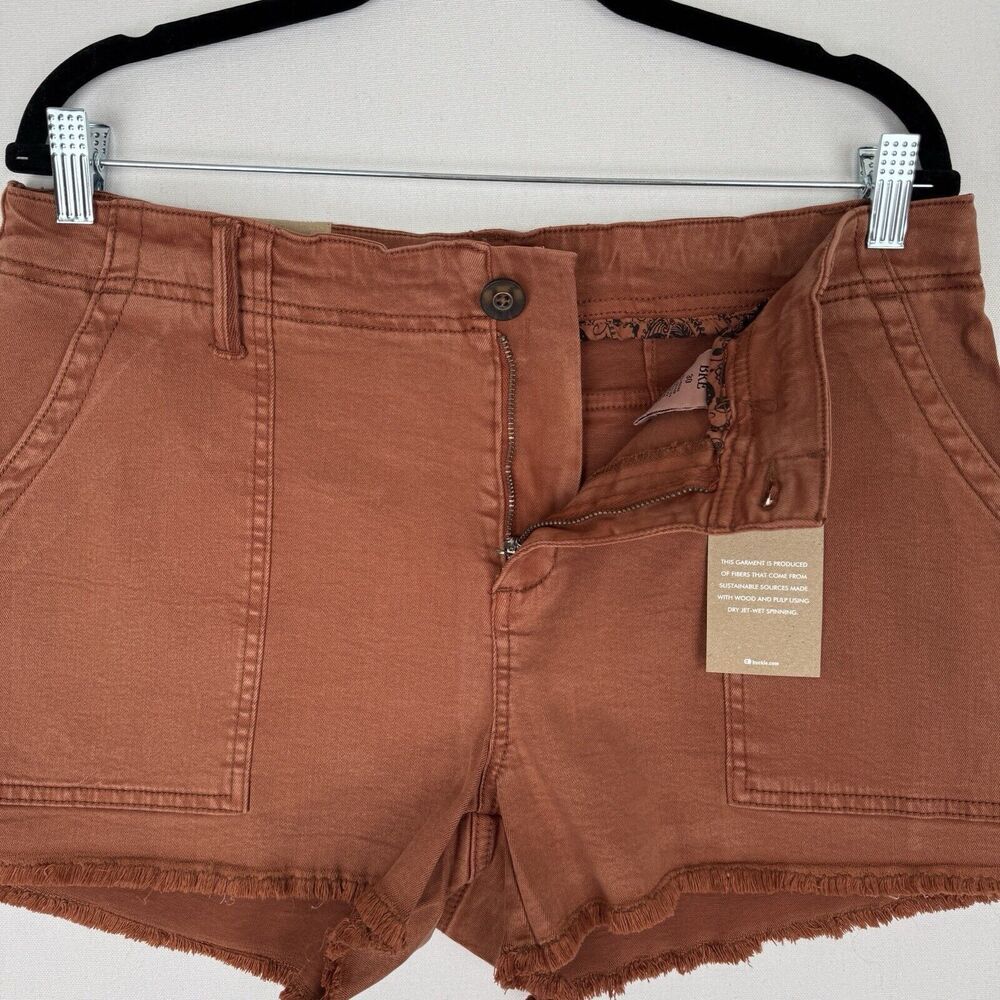 Women’s Rust Frayed Hem Utility Shorts - Picture 4 of 16